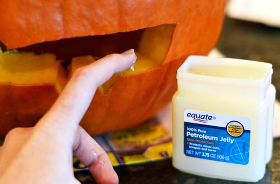 keep Pumpkin fresh with petroleum jelly